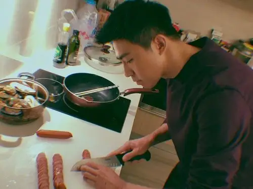 31岁俞灏明下厨做饭出道11年就住这样的房子太低调了