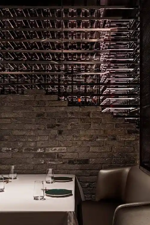 从等待区穿过青砖灰瓦的京城民居门廊进入主入口,三面通亮的开放酒窖