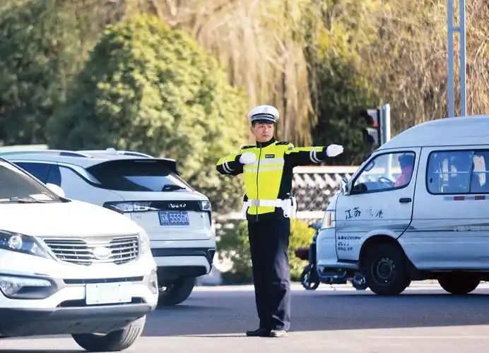 交警指挥交通