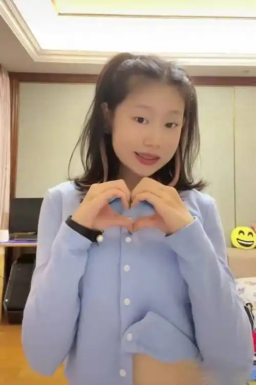 原创小沈阳15岁女儿拍视频热舞曾因五官像父亲被嘲身后豪宅成亮点