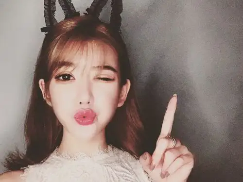 angela 甜甜甜正在直播