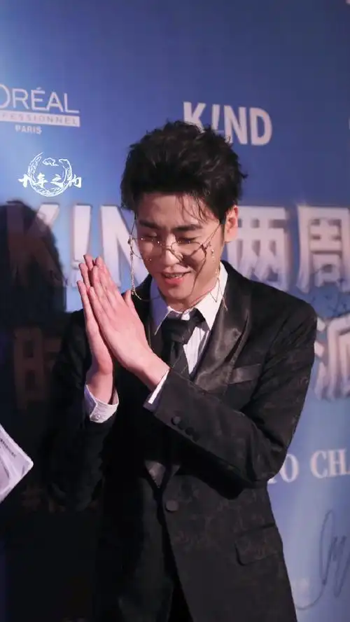 出席活动红毯首秀张云雷一身西装 金丝眼镜 大背头盛装出席红毯首秀