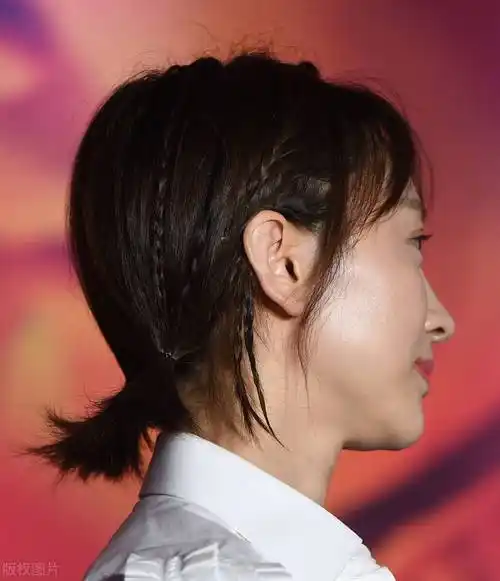 最后一款也是我自己蛮喜欢的一款短发编发教程,万变不离其宗的麻花辫