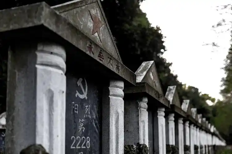 全县遍布红色革命时期党政军机关所在地,战场旧址,烈士就义地,无名