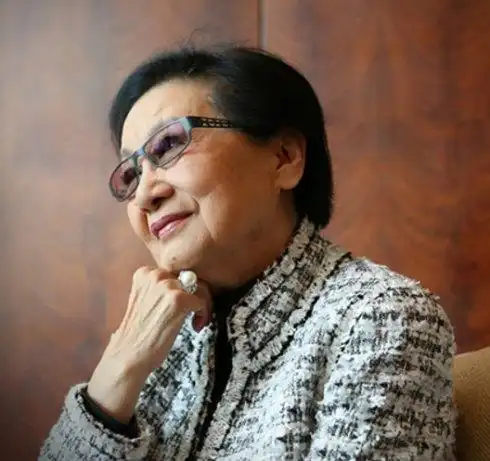 金庸去世一生结过三次婚曾为接近夏梦甘当编剧