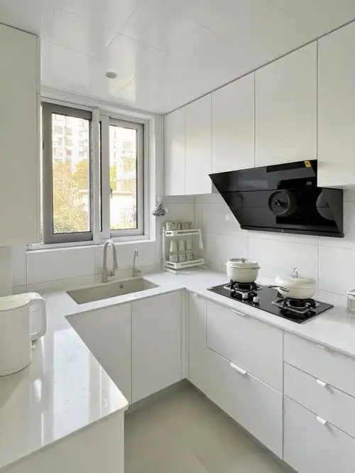 小户型的白色u型厨房这样装是不是很绝06
