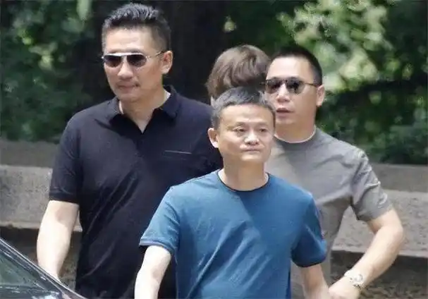 回顾保镖舍身为马云挡弹获年薪百万阿里股份马云卸任后他干啥