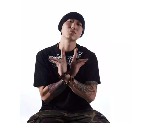 作为玩硬核说唱的rapper,来自丹镇北京的黄硕虽说不是"人尽皆知",但当