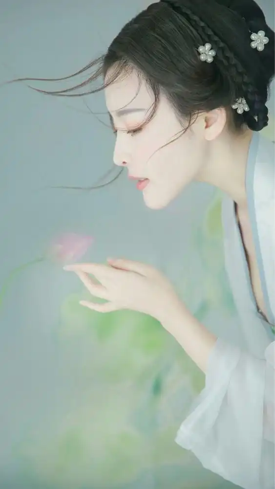 《卿城相思落》:她喃喃自语:"斯渊,你怎么就,不爱我了呢?