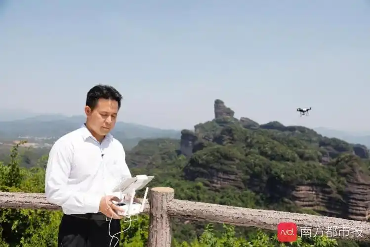现场操作无人机直播推介丹霞山,韶关副市长拼了!_李欣