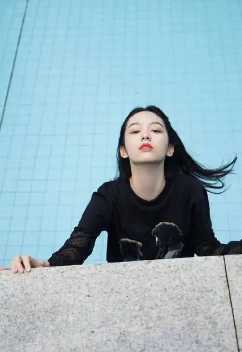 她演《少年的你》魏莱走红,今穿t恤配时尚皮裙,气场哪像22岁_周也