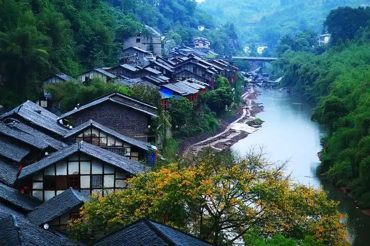 特色:中山古镇的建筑靠水而建,可以观赏到许多吊脚楼式的建筑.