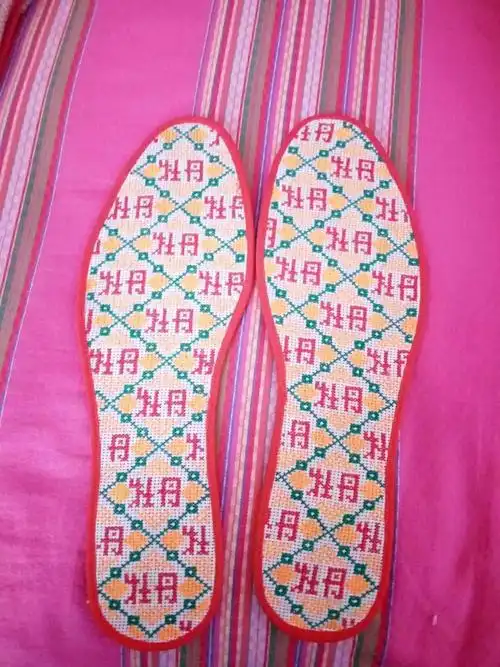 小编记得上大学临走时奶奶把自己紧赶慢赶做出来的三双鞋垫塞进了我的