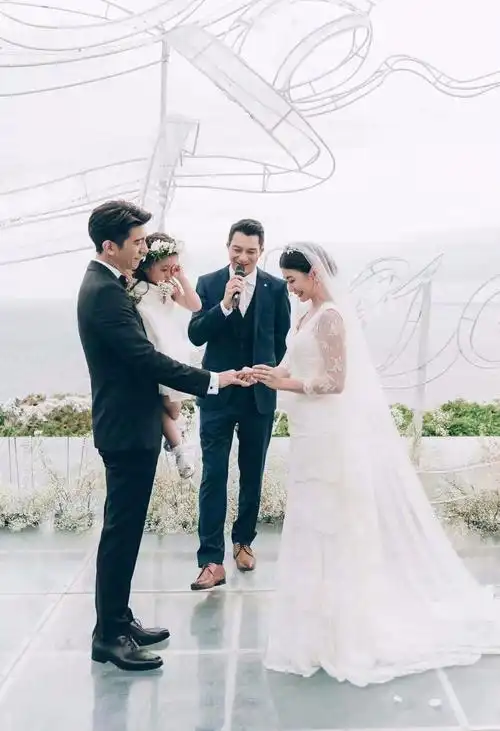 贾静雯修杰楷大婚:明明44却像18岁,到底怎么保养啊?