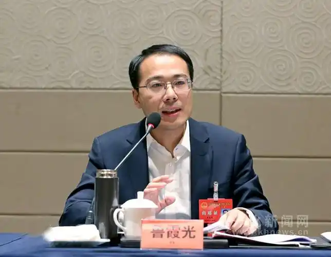 鲁霞光在参加人大芹阳片代表团和政协第二组讨论时强