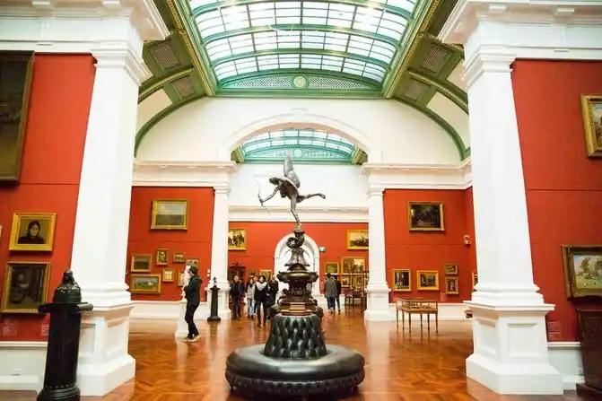 坐落在南澳大利亚博物馆(south australian museum)和阿德莱德大学