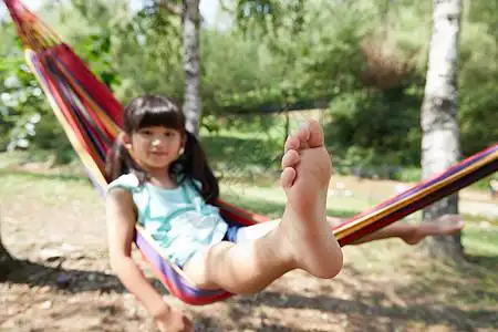 脚受伤躺下赤脚机车儿童吊床休息背景
