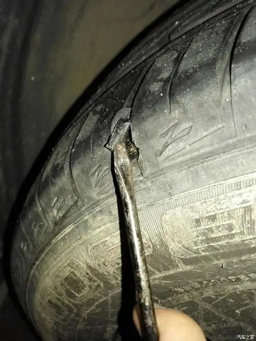 轮胎被划了道口子看见帘子线了