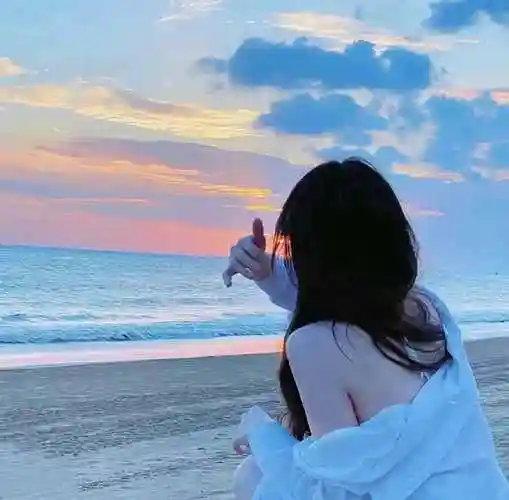 女生面朝大海蓝色背影头像,蓝色背景女人背影图片