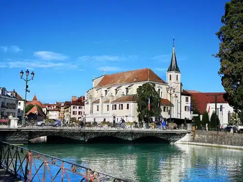 因为取道这里坐火车前往巴黎,这小镇也成为我们在法国的第一站.