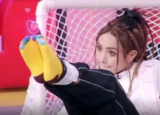 the9脱鞋玩游戏镜头特写许佳琪的脚看出了习舞十年的真实脚型