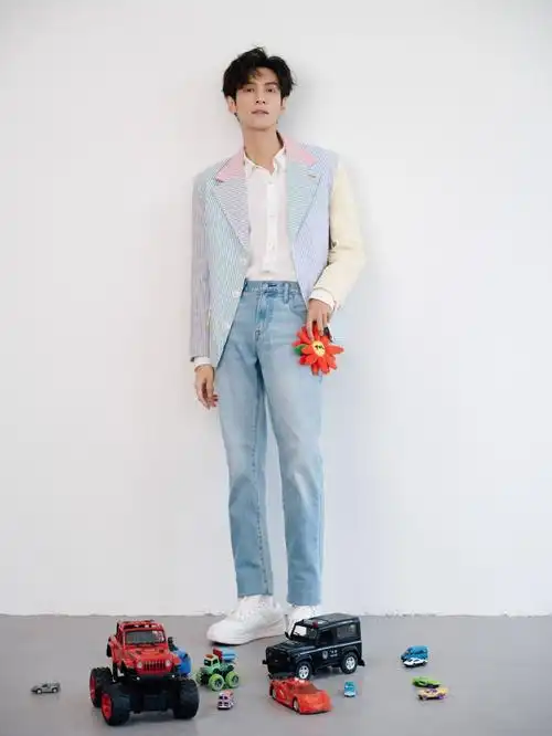 组图:罗云熙35岁生日写真大片 穿浅色西装手持气球花清爽帅气_高清