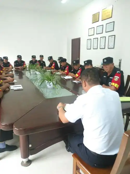 9月3号上午8时大队长刘新迎到北区主持召开保安骨干会议.