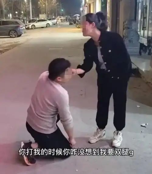 男子没办法,最终照做了,不过,男子的老婆看到自己的老公双腿下跪后,并