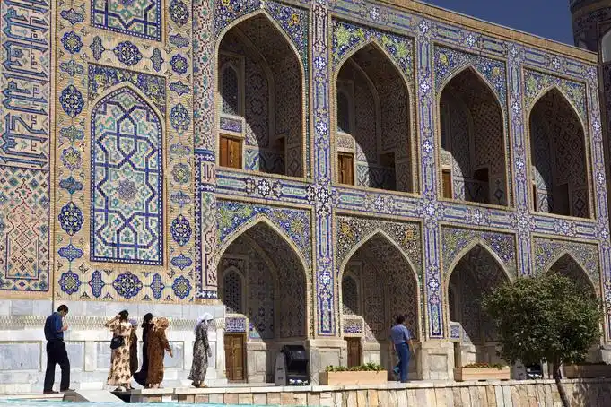 乌孜别克族的建筑中,有很多具有中亚的建筑艺术和建筑风格.