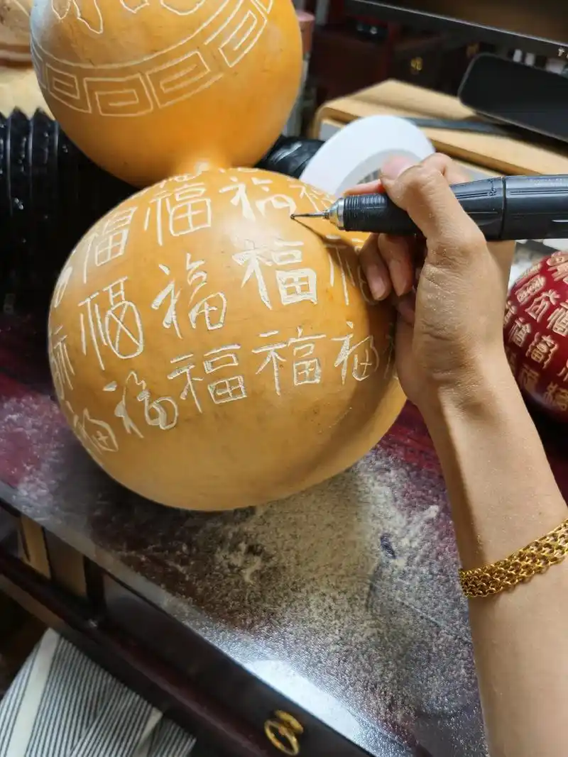 即将完工的纯手工葫芦雕刻-【百福】#非物质文化遗产 #葫芦雕 - 抖音