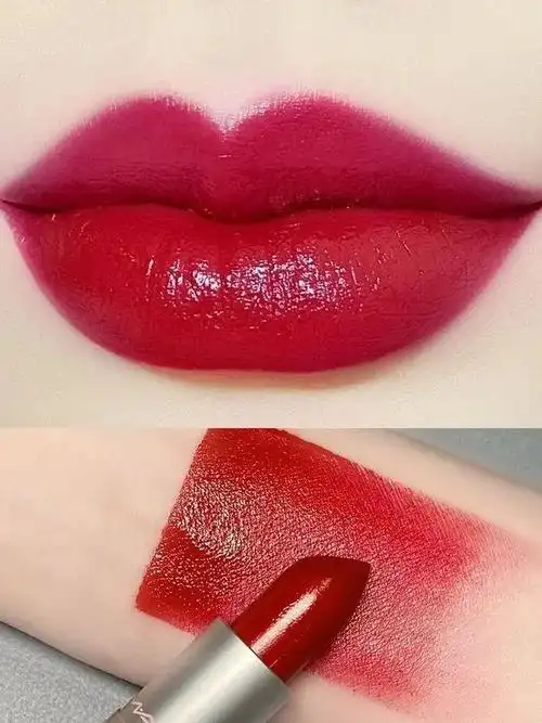 口红是 brave red号色,它是一支 樱桃红,粉嫩又俏皮,是个很有女人味