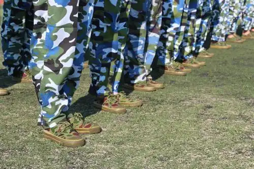 军训生活正式开始 ,我们学习了站军姿,两脚跟靠拢并齐,两脚尖向外分开