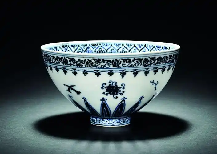 明永乐青花缠枝菊纹鸡心碗