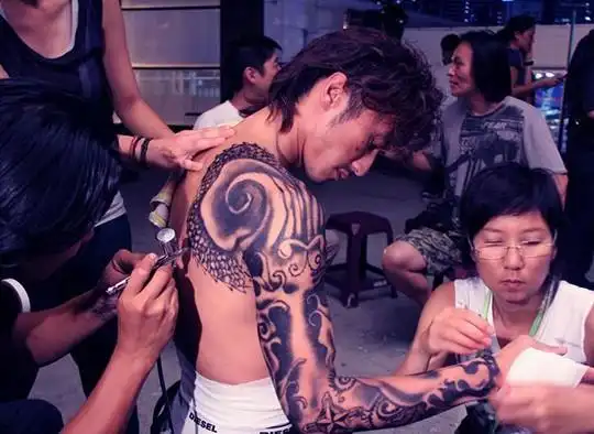 《逆战》中谢霆锋龙腾纹身图案
