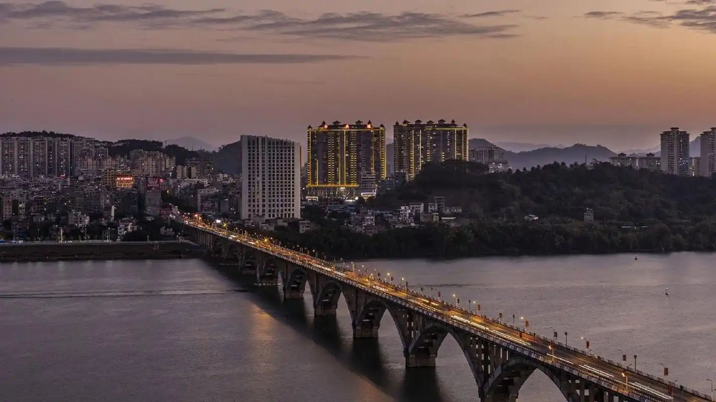 藤县旧城新貌 拍摄地:藤县西江大桥一带 拍摄时间:2022.12