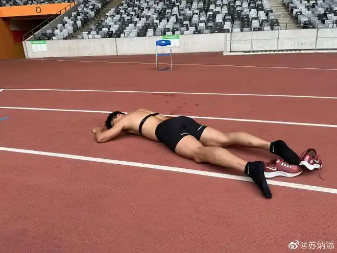 苏炳添训练累瘫!汗水浸湿跑道:体育生懂的我吃的苦|肌肉_网易体育