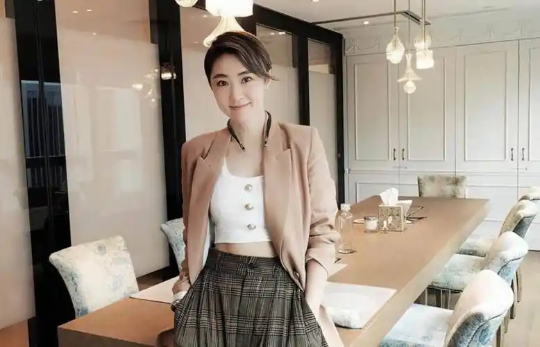 香港女星颜值抗打,开减肥公司身家3亿,为讨富商欢心给对方洗脚_张玉珊