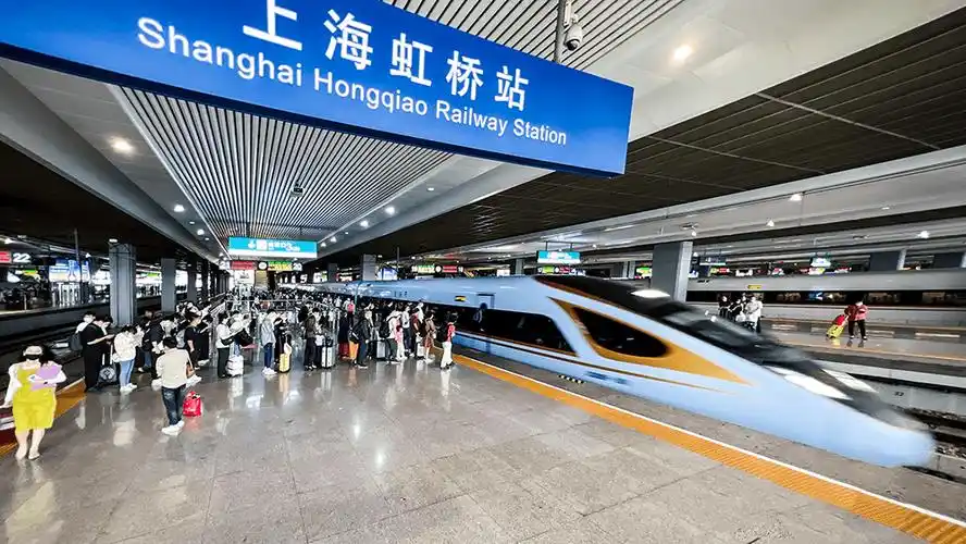 上海虹桥火车站迎来国庆客流.铁路上海站 供图10月1日,澎湃新闻(www.