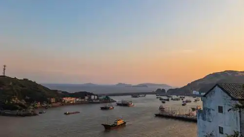 夕阳下的台州市温岭市石塘镇钓浜渔港