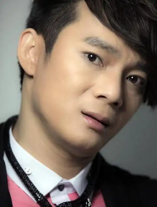 知名情歌歌手六哲在11月17日回到老家湛江,举办了他的婚礼.