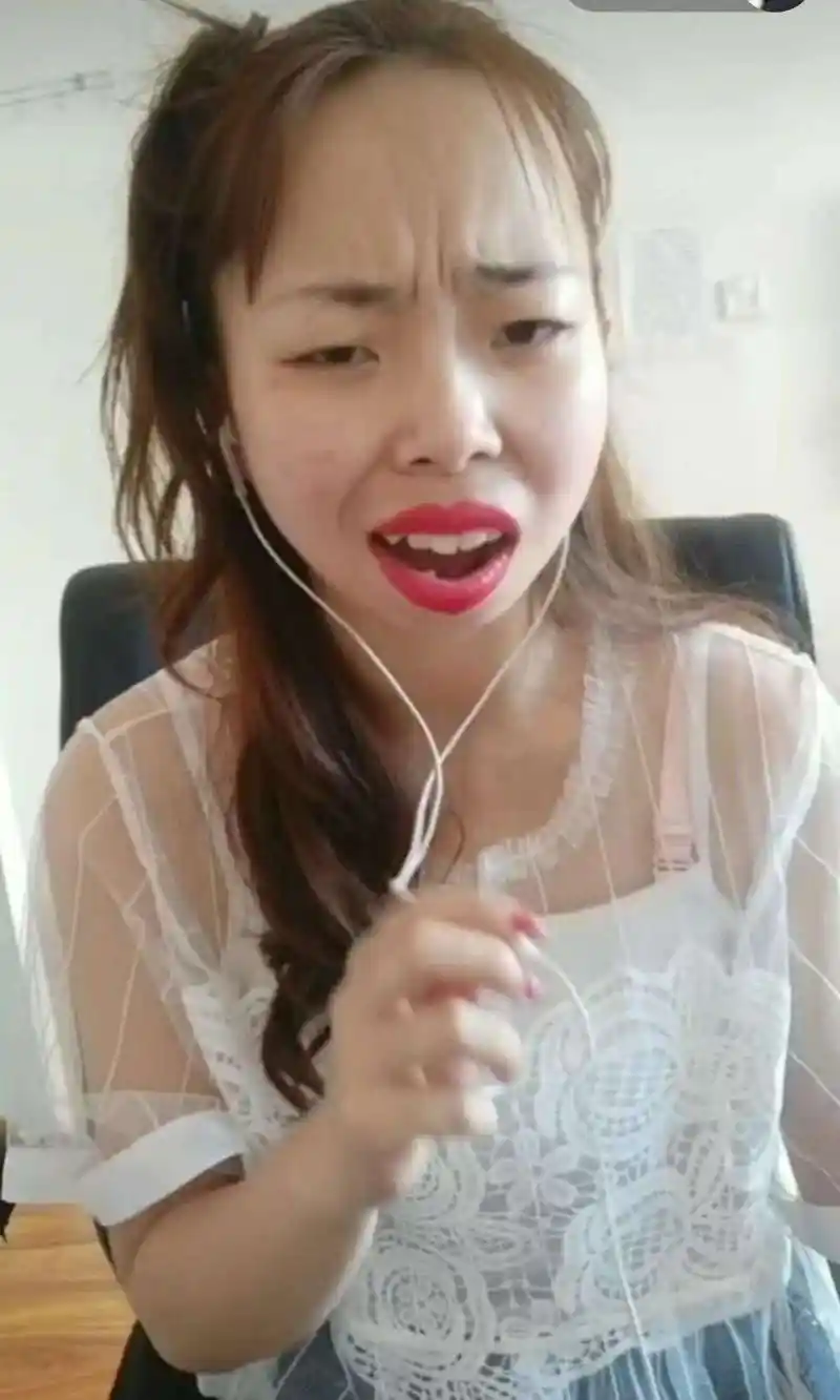 以丑走红的嘟嘟姐画风突变颜值瞬间飙升转型做了美女主播