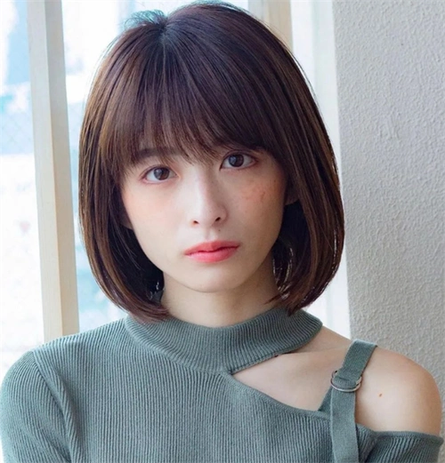 c字内扣波波头,日系风格的短发一看就很有特点,因为它的空气饱满感很