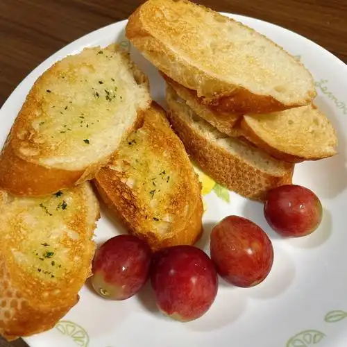 早餐面包烤得完美蒜香红豆两种口味