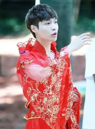 当张艺兴扮上女装,一袭红衣衬得皮肤更加白皙,居然意外的好看!