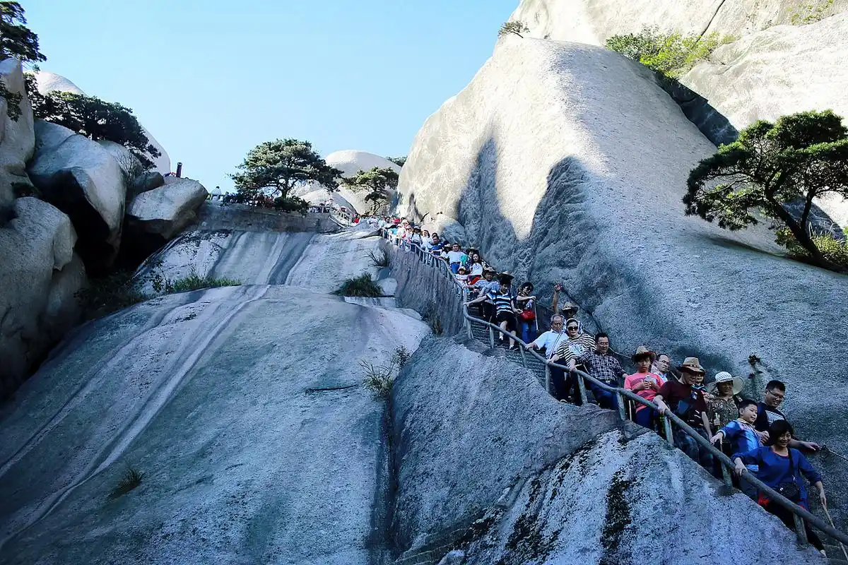 黄山百步云梯位于莲花峰西北麓的峭壁上.