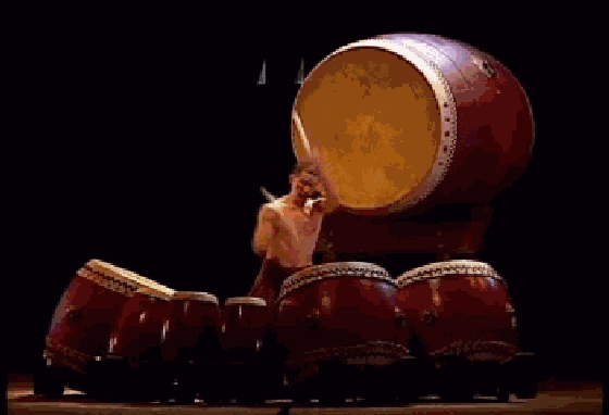 第四句,一棒不做一棒用.6个人,一面跳着武术的动作,一面打鼓.