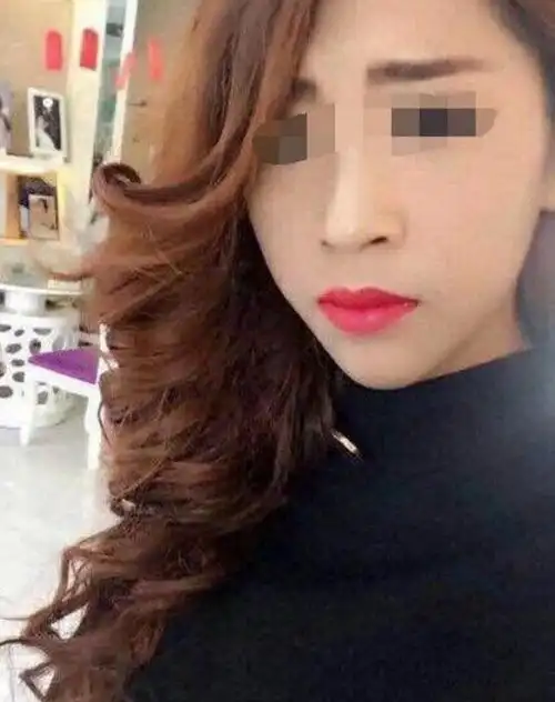 漂亮小三被原配捉住一顿暴打成这副鬼样子路人拍手围观