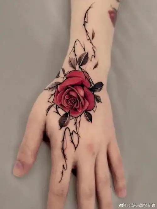 今日纹身图案分享    女生手背纹身    #纹身分享##纹身设计##纹身