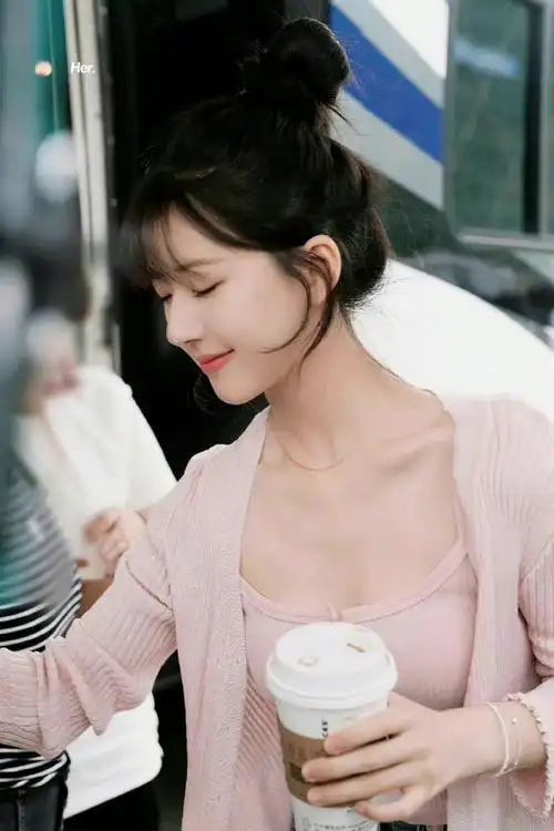 赵露思偷偷藏不住丸子头造型##赵露思偷偷藏不住丸子头造型