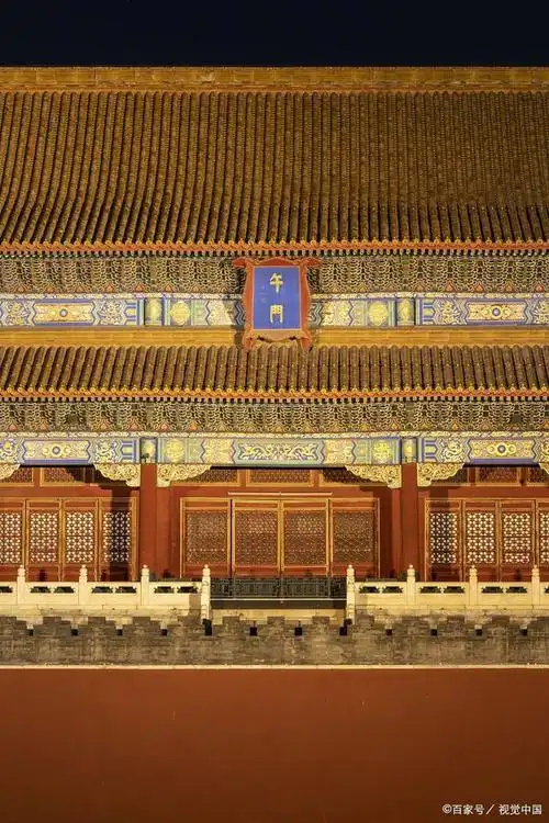 紫禁城的四座城门分别是南门午门,北门神武门,东门东华门,西门西华门.